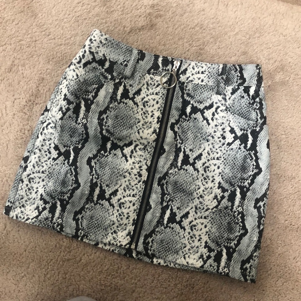 🐍 faux snakeskin mini skirt